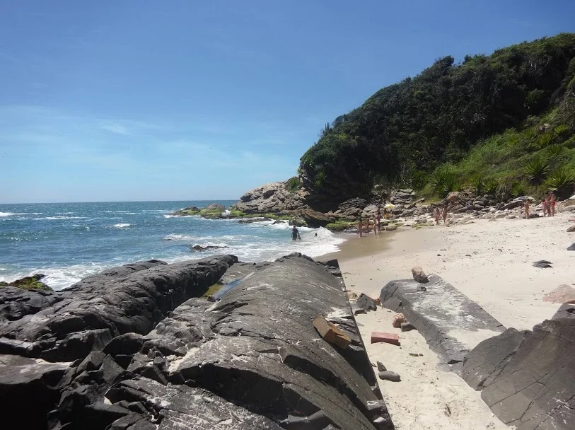 Costão de Ponta Negra em Maricá guarda rochas de até 2,1 bilhões de anos e marcas da abertura do Atlântico