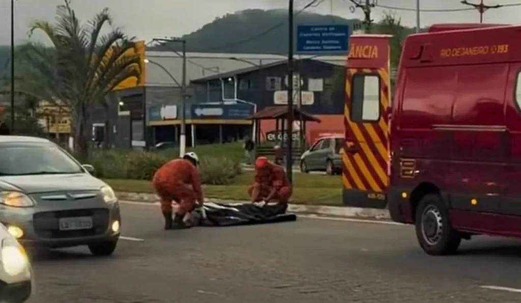 Homem morre após ser atropelado por carro na RJ-106, em Itapeba